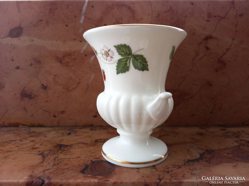 Wedgwood váza / urnaváza (Szamóca / Wild Strawberry mintával)