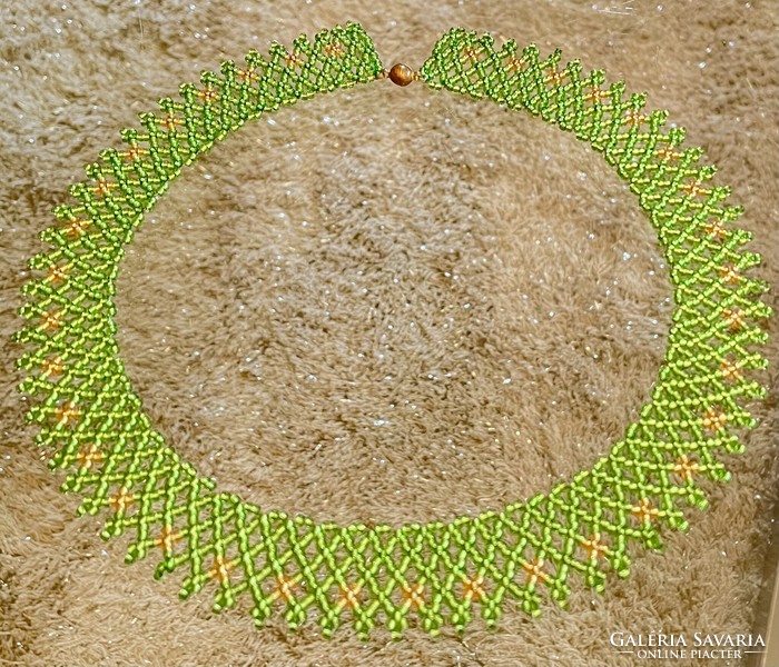 Zöld és arany színű gyöngy nyakék csipke fűzött női gyöngyékszer
