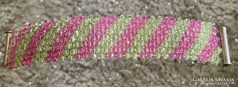 Csiszolt zöld és pink színű gyöngyökből fűzött széles női capricho karkötő extravagáns