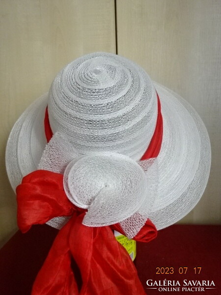 Indian fashion hat decorated with a red silk scarf. Its outer diameter is 38-39 cm. Jokai.