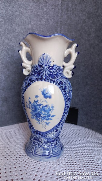 Kínai jelzett kék-fehér dombornyomott füles váza,magasság: 20,5 cm, talp átm. 7,5 cm, nyílása: 8,5