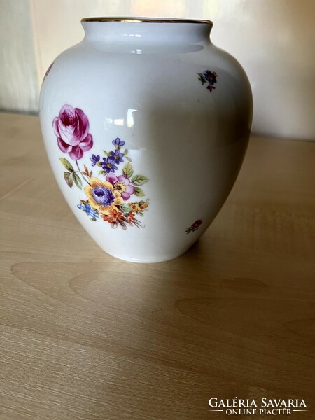Kispest vase with flower pattern