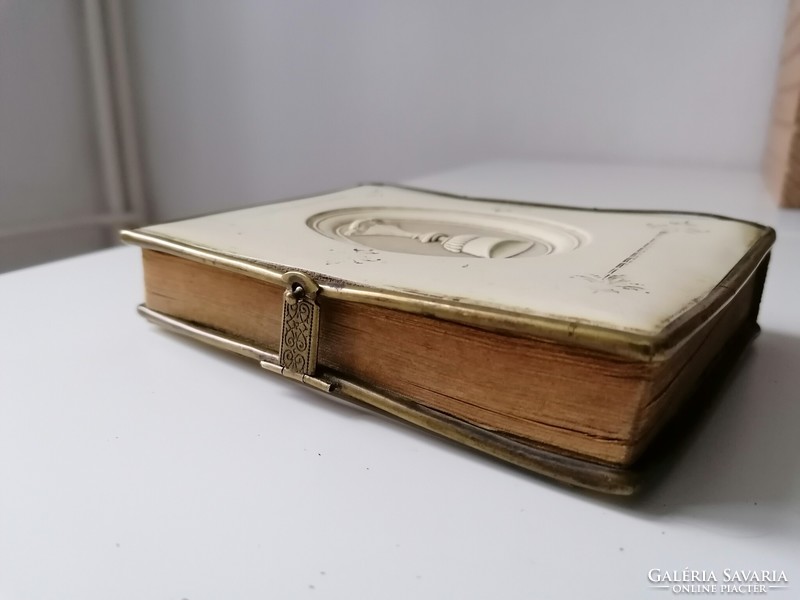 Több mint 100 éves, réz csatos antik énekeskönyv