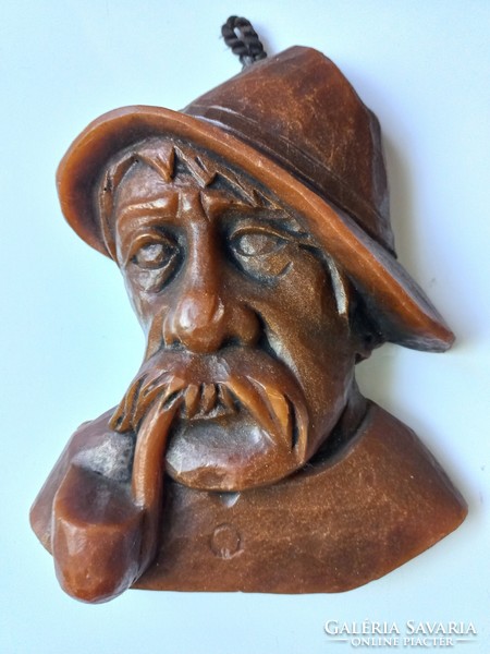 Wax figure of a man in a hat with a pipe