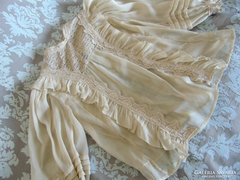 Romantic fidres-ruffled lace blouse