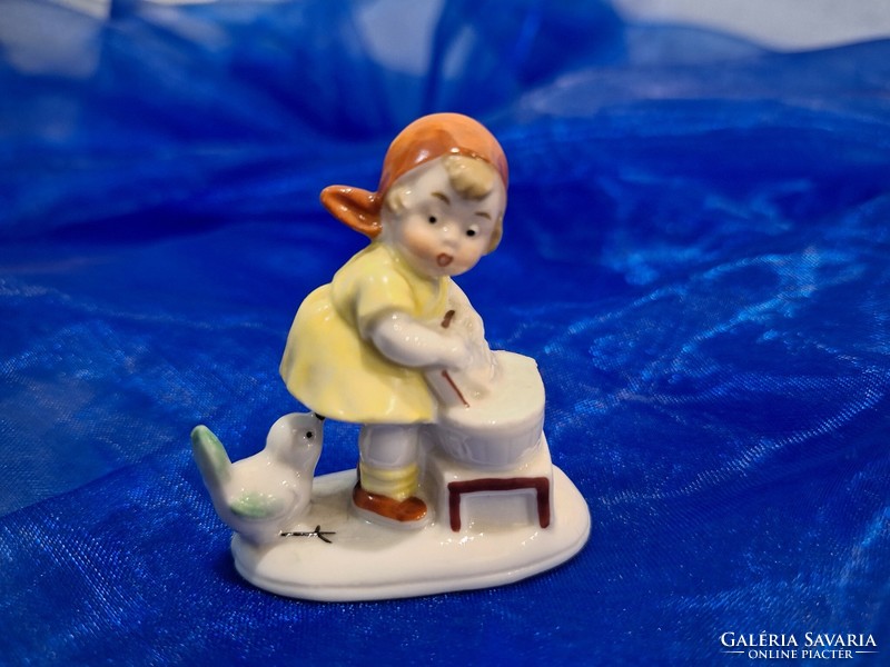 Mini porcelán figura,ruhát mosó kislány csibével