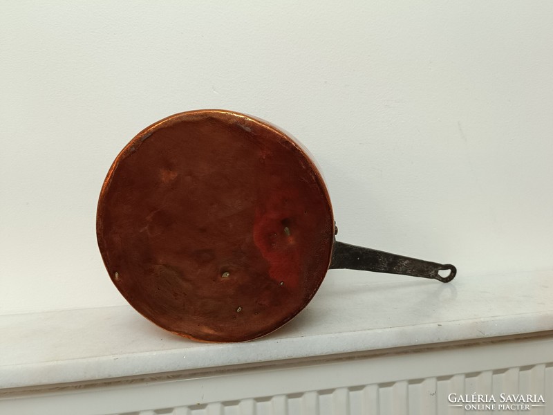 Antik ónozott konyhai eszköz vörösréz serpenyő nagy nyeles lábas vas füllel horpadással 967 7629