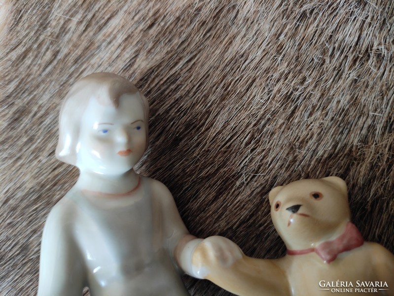 Kislány mackóval  porcelán szobor
