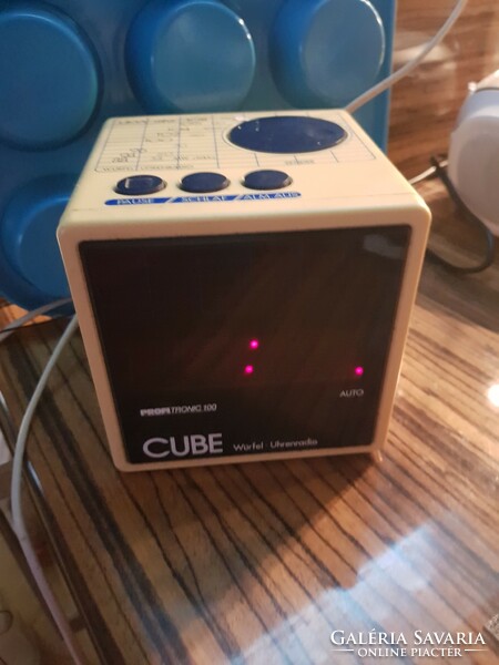 Retro cube radio