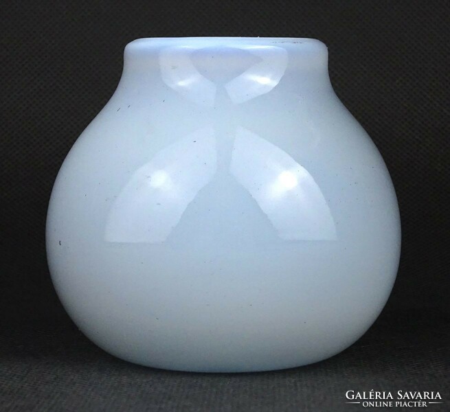 1O209 Régi színezett skandináv fújt tejüveg váza 8 cm