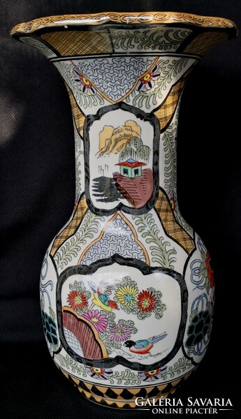 Dt/302. – De sphinx v/h petrus regout & co. – Trumpet vase with Chinese decoration
