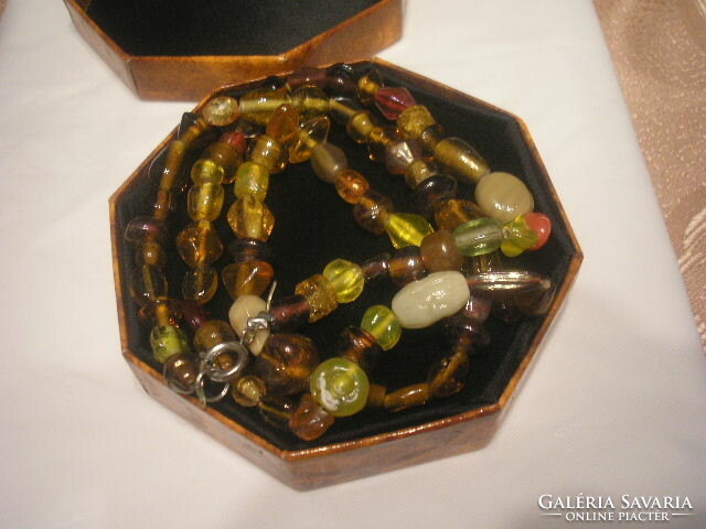 DÍSZDOBOZOS dezign összesen 63 cm-es nyaklánc sok különböző kővel  ajándékozhatóan eladó