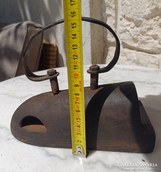 Antique iron, heavy cast iron 7.6 kg collar iron. Gastronomy for grilling meat hamburgers.