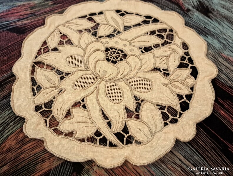 Embroidered round tablecloth in display case (l3980)