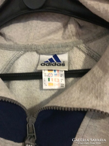 Adidas márkájú tréning ruha.Szürke színű sötétkék csíkkal. A felső kapucnis. 42-44-es méret.