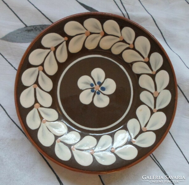 Sárospataki ceramic wall plate, flower pattern 1. (Dark brown, white, leaf pattern)