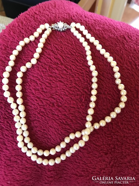 Real pearl necklace with 18 carat white gold clasp, with a pearl inside