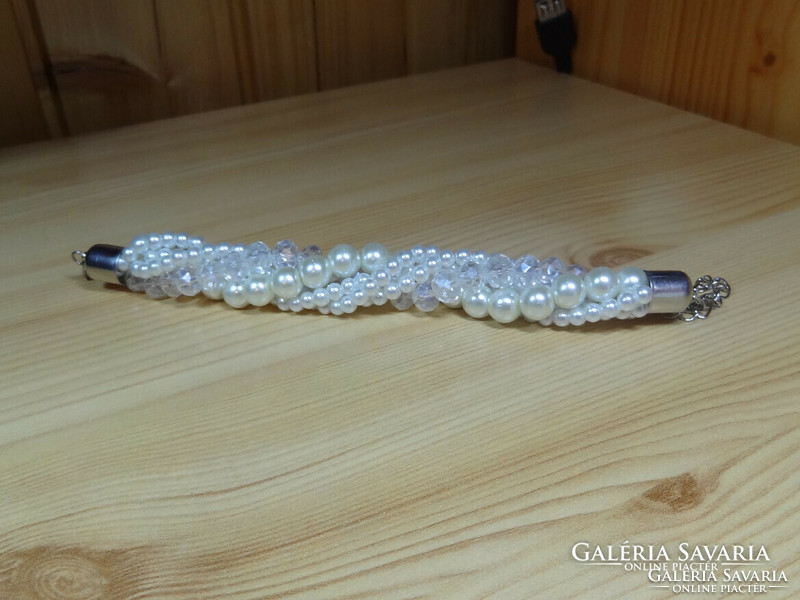 5-row bracelet made of polished crystal and thekla pearls.