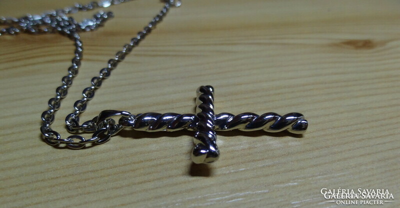 Shiny twisted pattern cross chain.