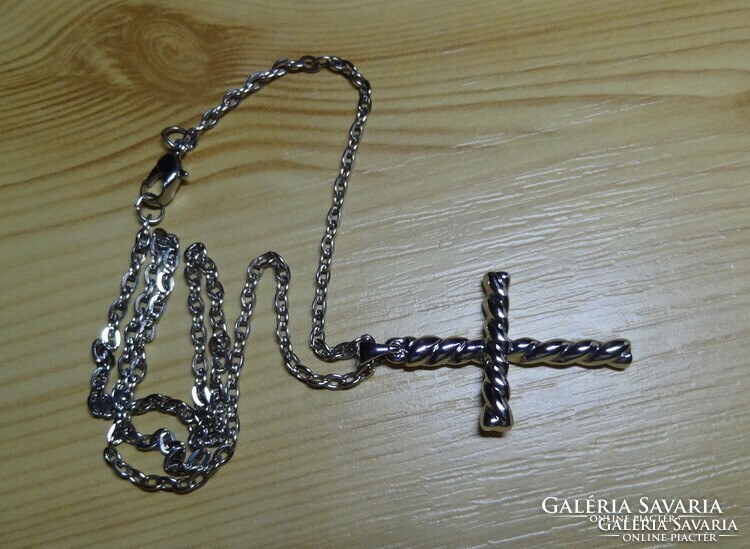 Shiny twisted pattern cross chain.