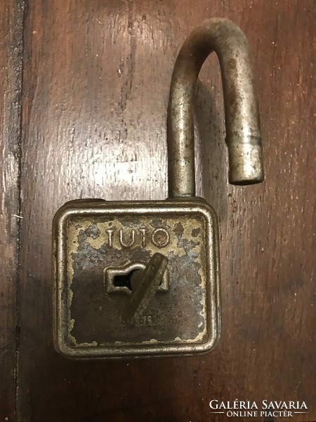 Old, retro tuto lock with / used / original key, works perfectly. Size. 5X5 cm
