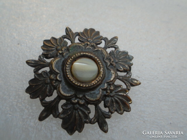 Industrial artist bronze brooch, perhaps József Péri's work, with a cat's eye semi-precious stone approx. The stone is 1 cm
