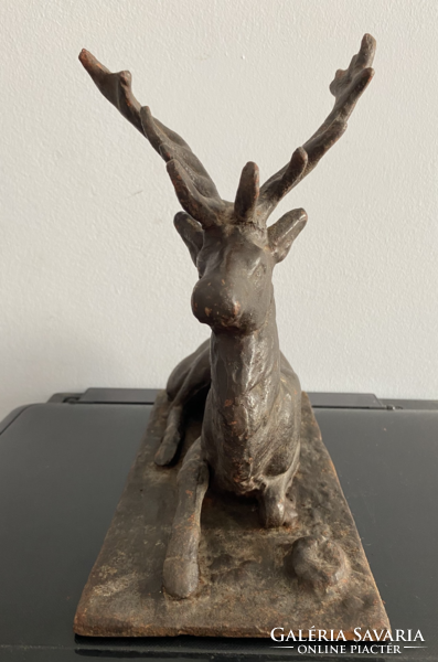 Iron deer statue (26 cm x 24 cm x 14 cm and 4.1 kg)