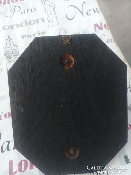 Madonna head on a wooden base, material spiater, for sale in good condition