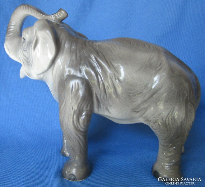 Sitzendorf porcelán elefánt, jelzett, 18 cm magas, hossza 22cm, gyártási  hibás