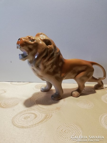 Nagyméretű, szépen festett oroszlán
