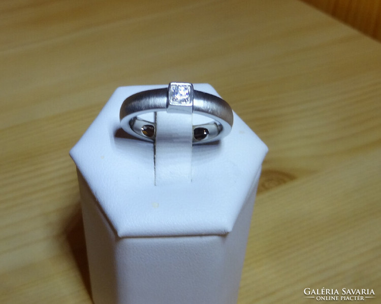 Top brand medical metal ring with synthetic diamond.