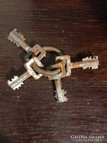 4 old padlock keys, together. Size: 2 4.5 cm and 2 3.5 cm. In good condition for its age.