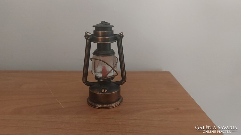 (K) retro figural sharpening lamp