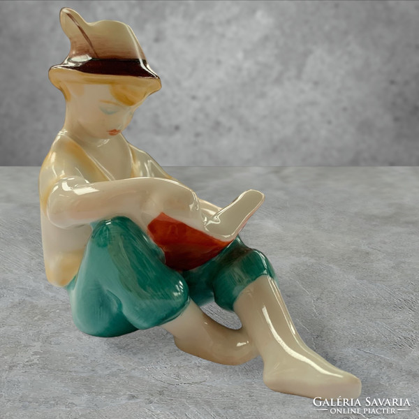 Ravenclaw reading hat boy porcelain nipp