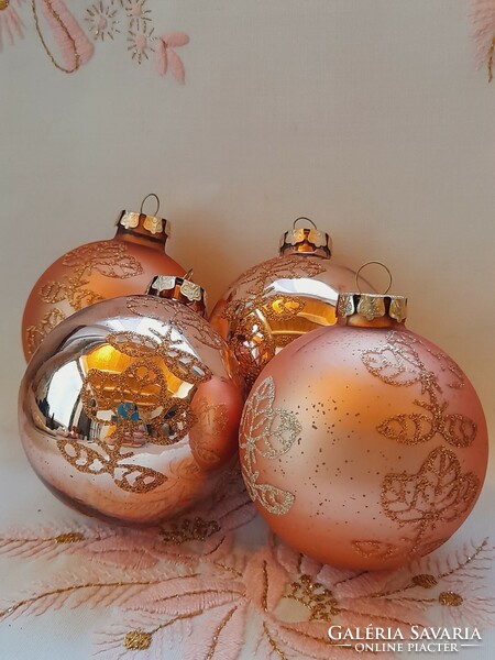 Pink glass sphere Christmas tree decoration, 4 pieces in one. Their diameter: 7 cm.