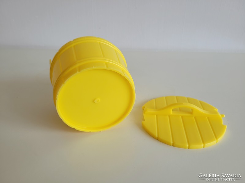 Retro kettle-shaped lemon yellow salt shaker