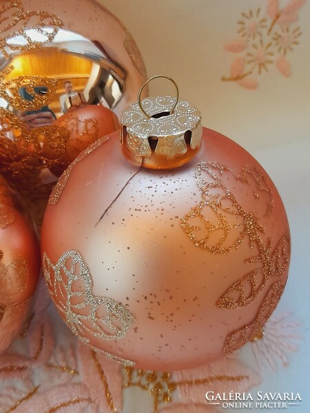 Rózsaszín üveg gömb karácsonyfa dísz, 4 db egyben. Átmérőjük: 7 cm.