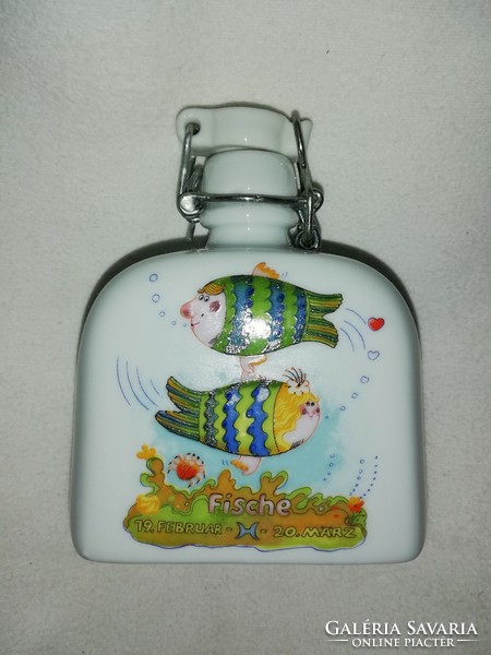 Porcelain flask with a buckle, decorated with a fish star sign