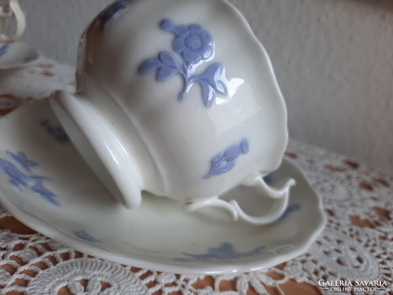 Porcelán teáscsészék szettek, plasztikus festett virág díszítéssel, jelzés nélkül,  apró hiibákkal