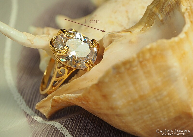 Arany színű (goldfilled) gyűrű, fehér kővel