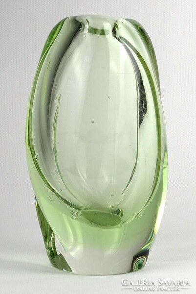 1N415 Mid century halványzöld művészi fújt üveg váza 13.5 cm