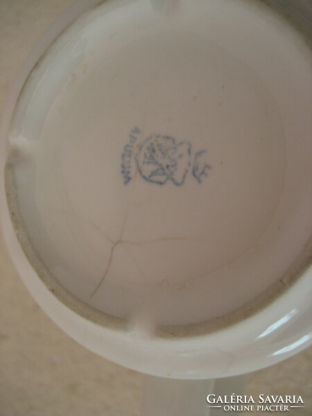 Apulum mug with flower pattern is damaged