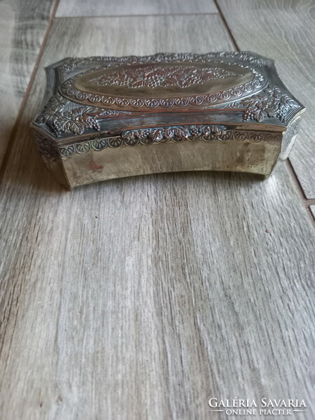 Fabulous old silver-plated copper jewelry box (12.2x7x4 cm)