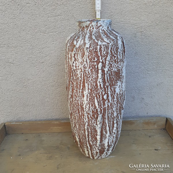 Cracked glaze vase of a retro craftsman