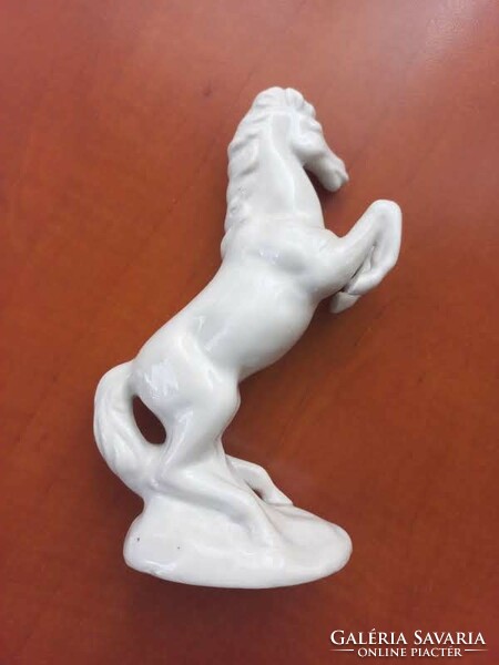 Porcelán fehér ló