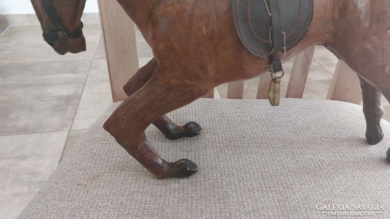 (K) Régi ló szobor