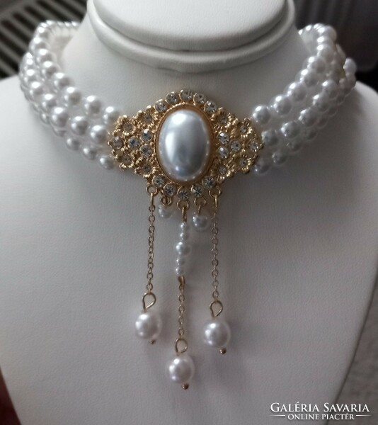 New beautiful faux pearl choker necklace.