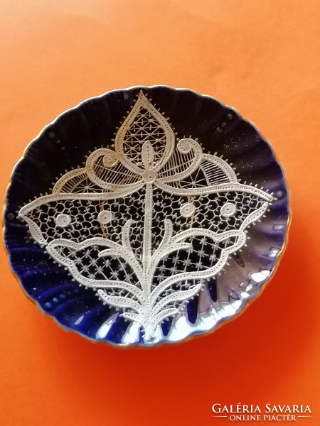 Porcelain ring holder bowl, decorated with a hand-painted lace pattern