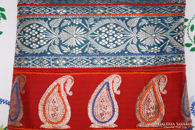 Kék, ezüst, piros, indiai esküvői száriból készült, piros csíkos, közepes méretű női válltáska