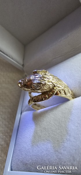 Kígyófejes női arany gyűrű, gyémánt szemekkel.